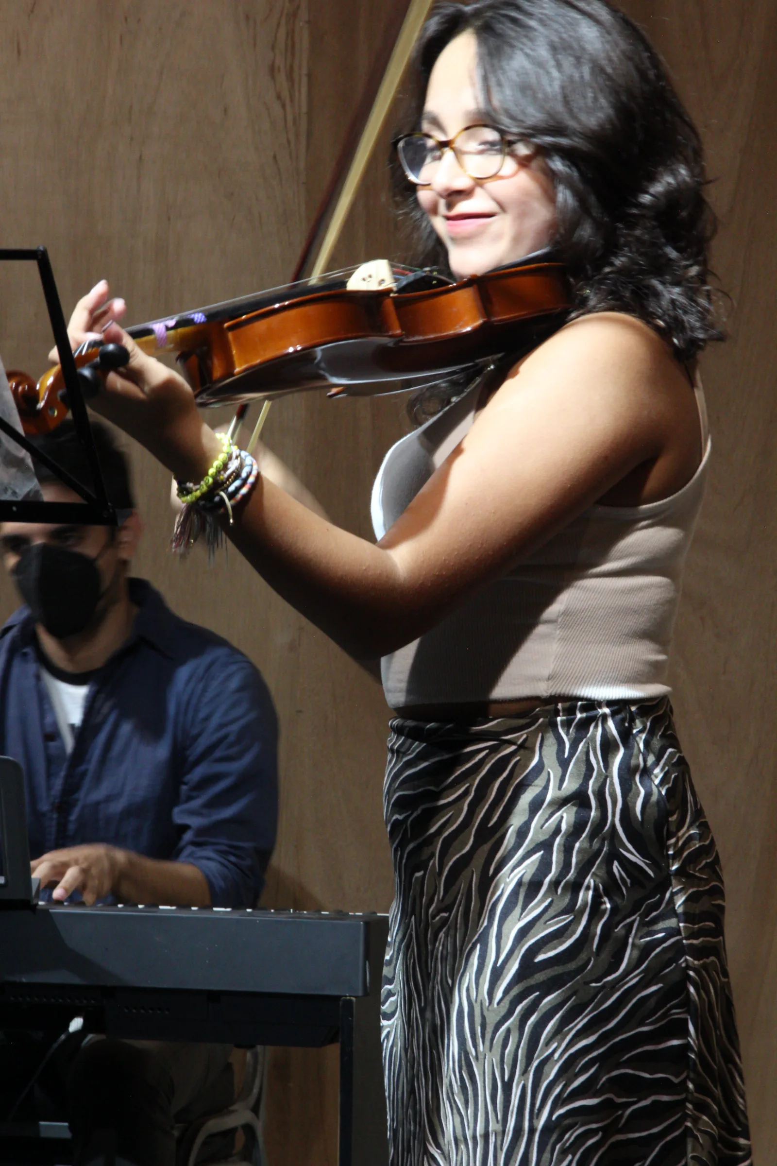 Alumna de violín — retrato en escenario