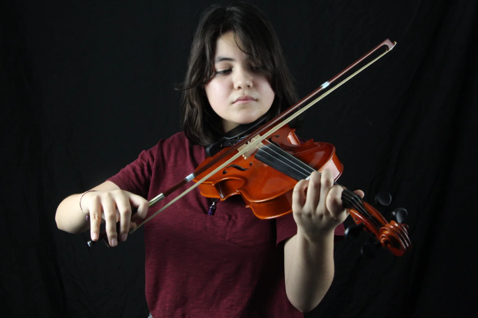 Alumna de violín en clase