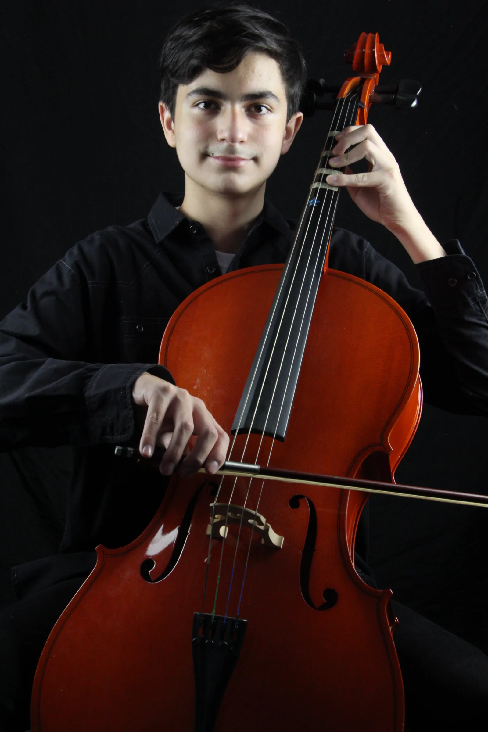 Alumno de cello en escenario