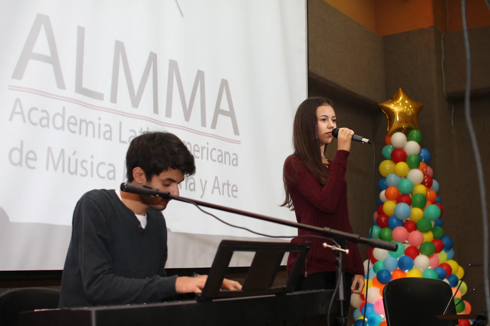 Salón de clases en ALMMA — alumnos en clase grupal