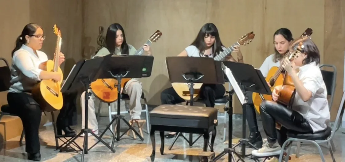 Concierto navideño ALMMA — ensamble de alumnos en escenario