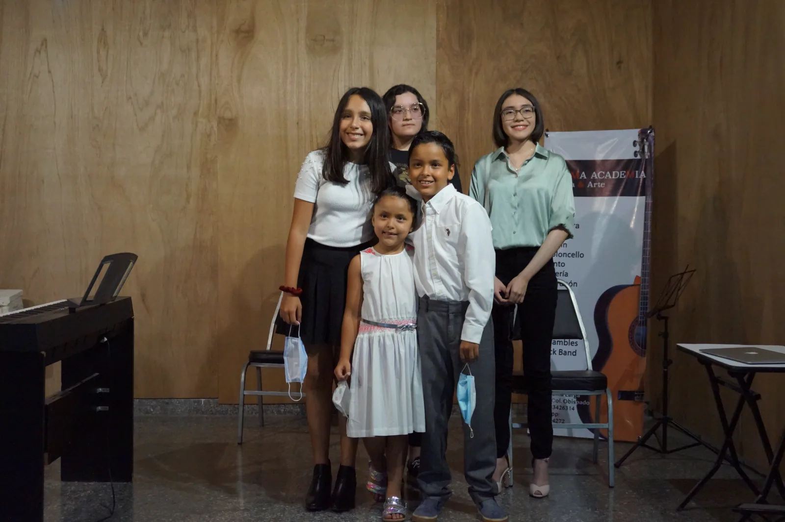 Alumnos de ALMMA al final de un recital